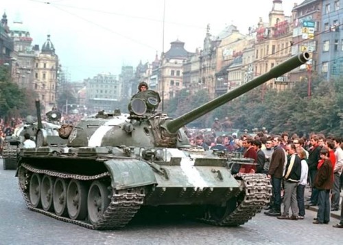 sovetske-tanky-na-vaclavskem-namesti-1968.jpg